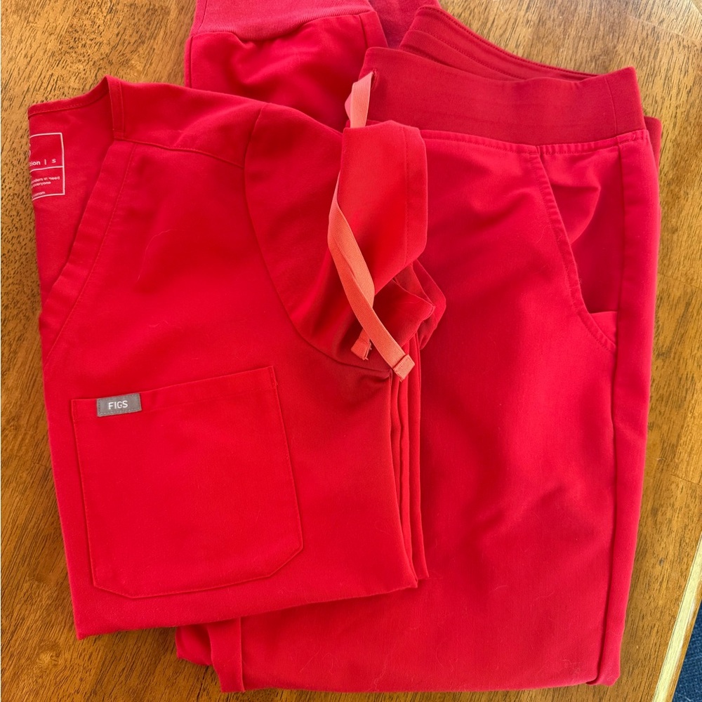 Figs set in Pop Red
